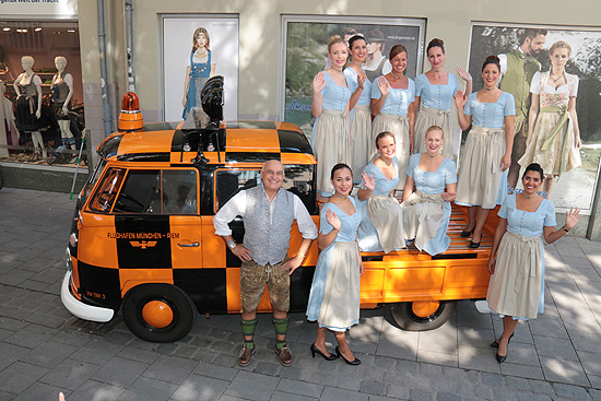 Dr. Axel Munz von Angermaier mit der Lufthansa Trachtencrew (©Foto: Martin Schmitz) 